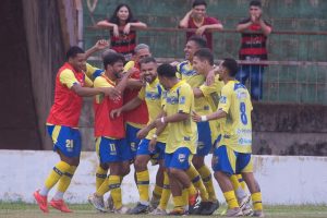 DAC fez 3 a 0 no Águia Negra, um dos gols marcado por Túlio Renan (centro) (Foto: Franz Mendes)